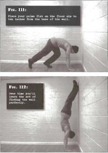 Parada de mano apoyada en pared (wall handstand) calistenia entrenamiento de fuerza, entrenamiento de peso corporal, calisthenics, bodyweight training, stregth training. convict conditioning, paul coach wade